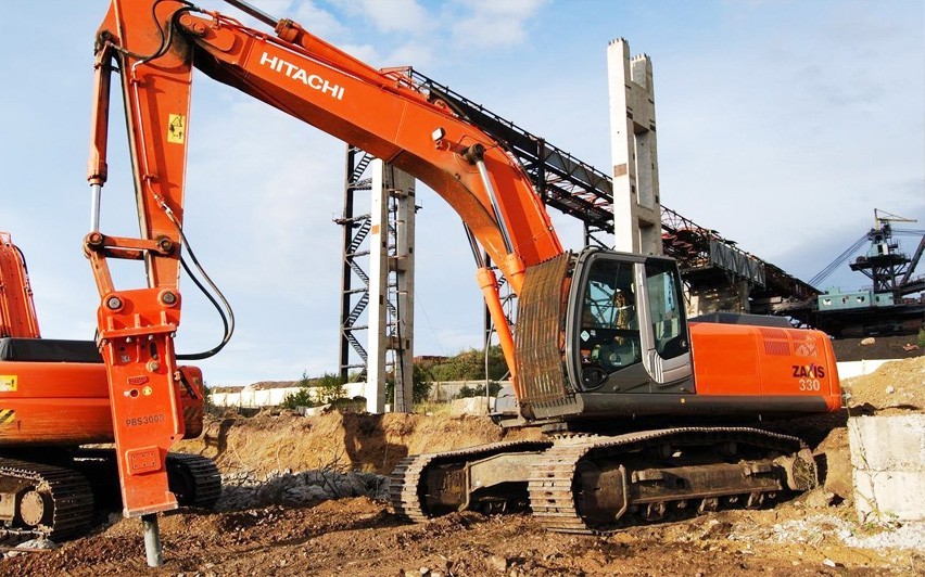 Аренда экскаватора Hitachi с гидромолотом Арендовать экскаватор Hitachi с гидромолотом