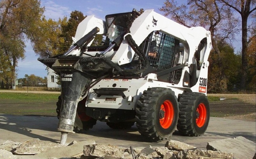 Аренда мини-погрузчика Bobcat с гидромолотом Арендовать мини-погрузчик Bobcat с гидромолотом